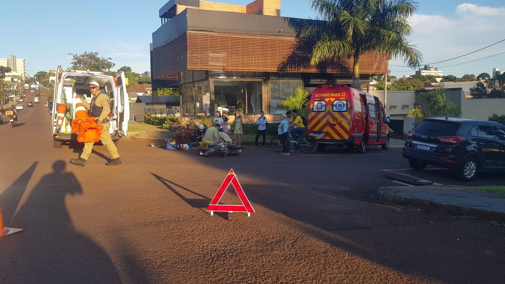 Grave acidente deixa motociclista com fratura na perna na Rua Vitória