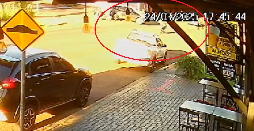 Câmera registra grave acidente na Rua Vitória Câmera registra grave acidente na Rua Vitória