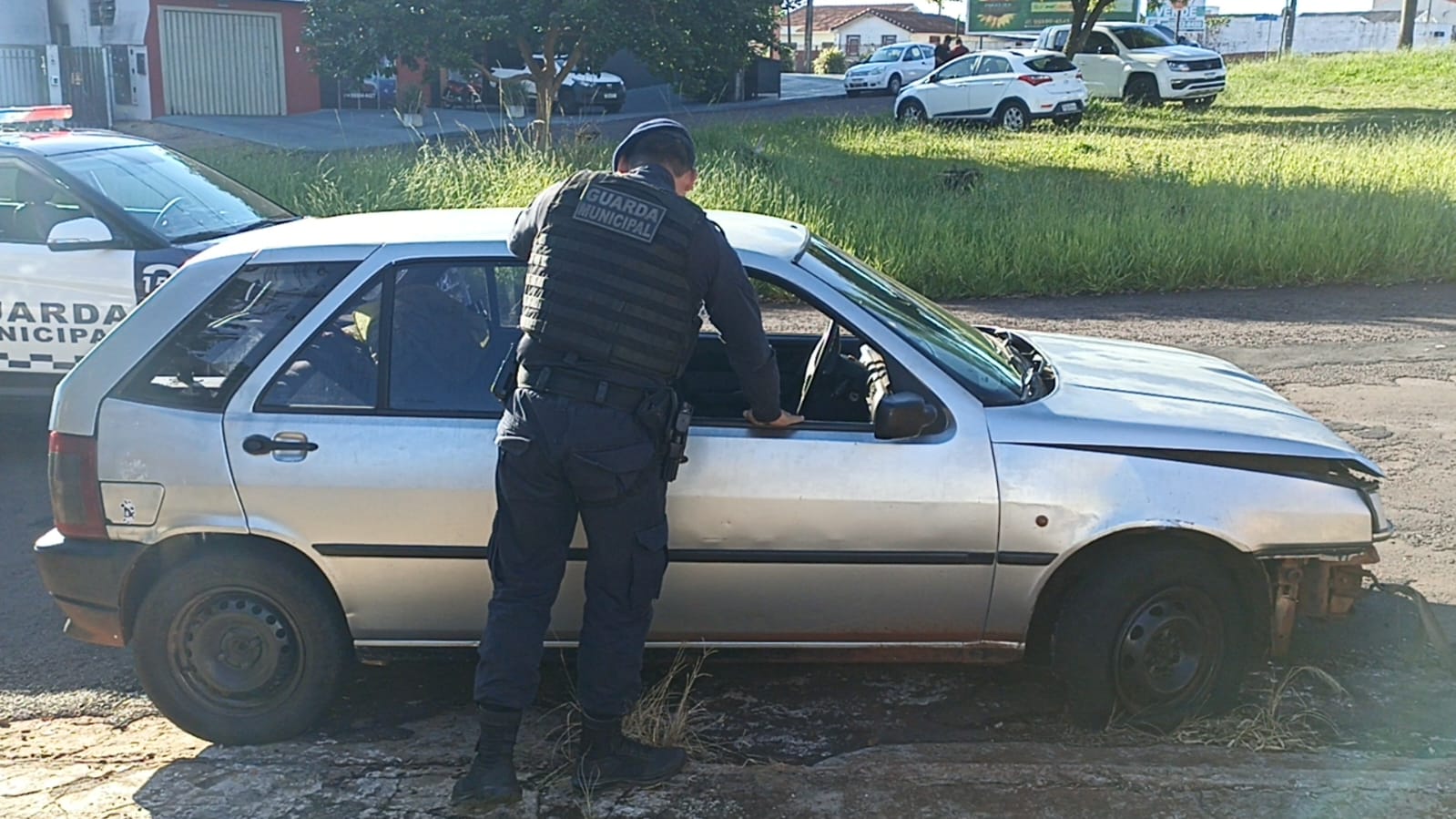 GM verifica denúncia de carro abandonado no Bairro Coqueiral GM verifica denúncia de carro abandonado no Bairro Coqueiral