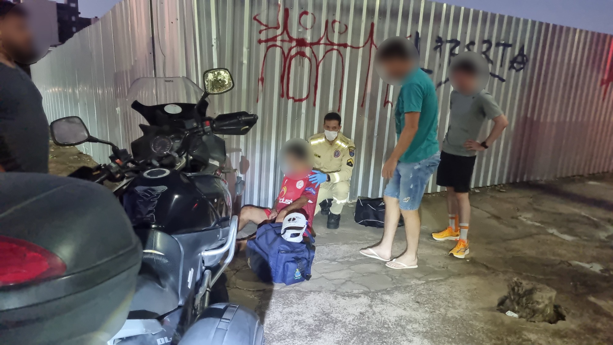 Para evitar colisão com carro, motociclista sofre queda na Rua Recife Para evitar colisão com carro, motociclista sofre queda na Rua Recife