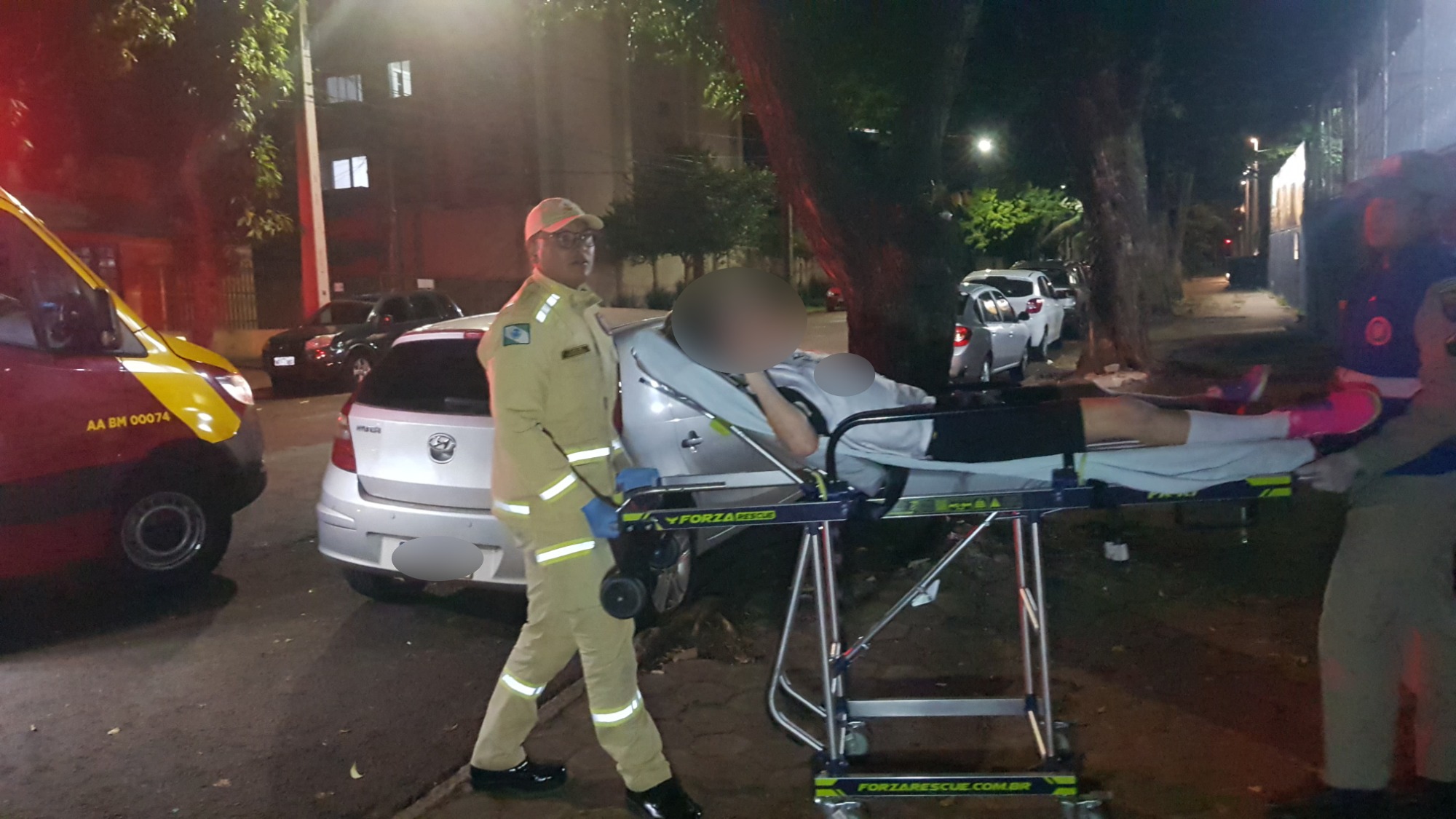Adolescente é socorrido pelo Siate após se lesionar durante jogo de futsal Adolescente é socorrido pelo Siate após se lesionar durante jogo de futsal