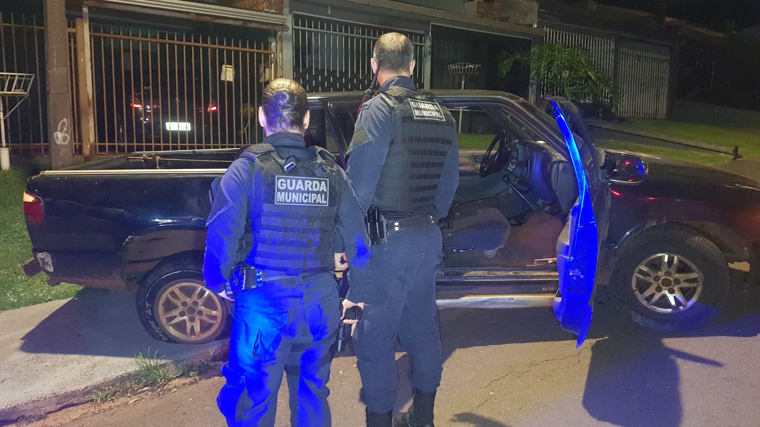Perseguição! Dirigindo caminhonete sem CNH, jovem tenta fugir da GM no Bairro Santa Felicidade