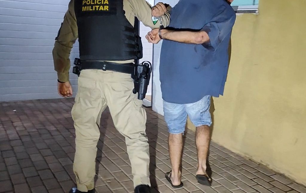 Homem ataca sexualmente mulher na saída do trabalho, mas acaba contido por populares e preso