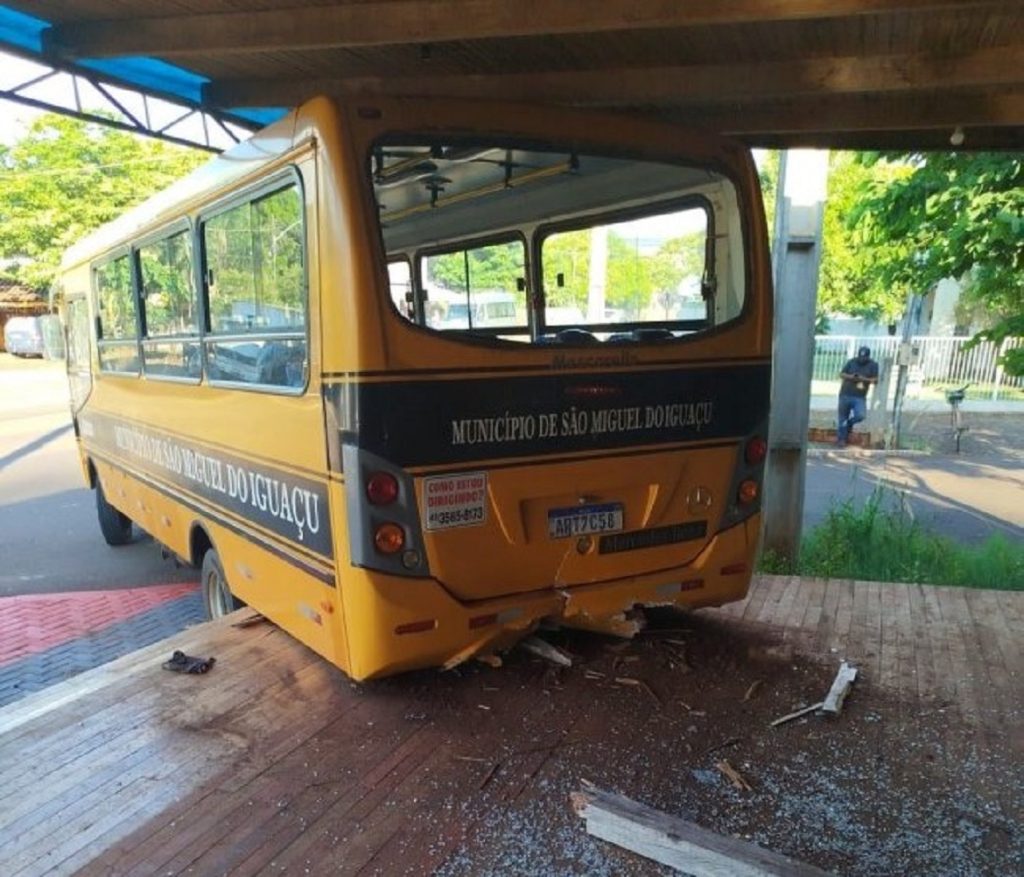 Falha mecânica provoca acidente com ônibus escolar em Itaipulândia