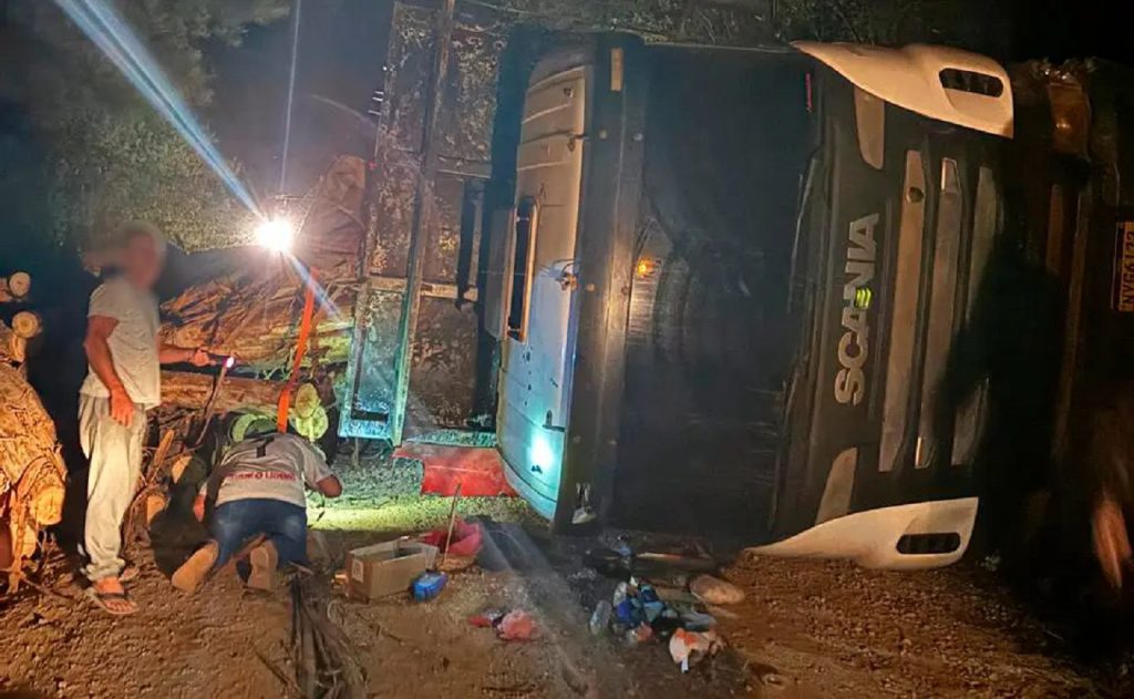 Moça de 18 anos conduzia caminhão que tombou e matou casal esmagado no Paraná