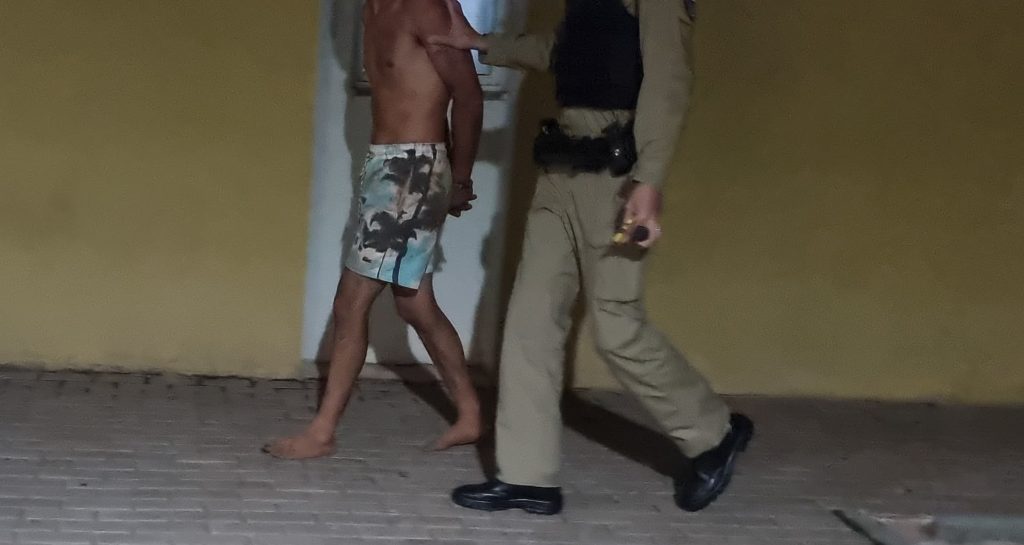 Após ser arrastada pelos cabelos, mulher se defende com pedaço de madeira e agressor é preso pela PM