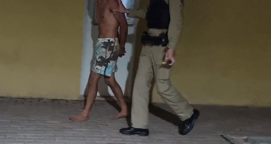 Após ser arrastada pelos cabelos, mulher se defende com pedaço de madeira e agressor é preso pela PM