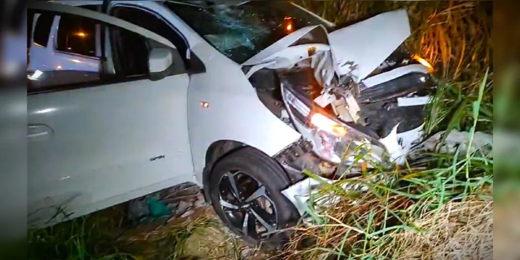 Carro bate em poste após perseguição da Guarda Municipal em Ponta Grossa