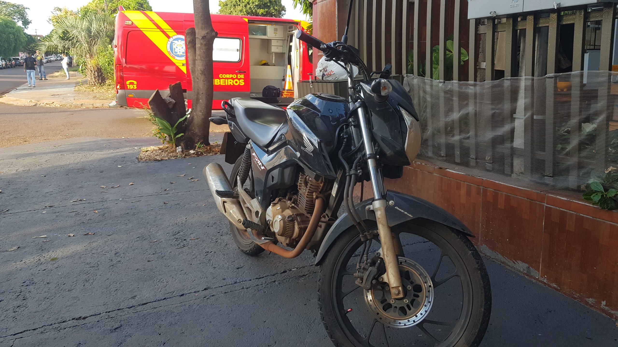 Casal fica ferido após colisão entre carro e moto no Bairro Santa Cruz