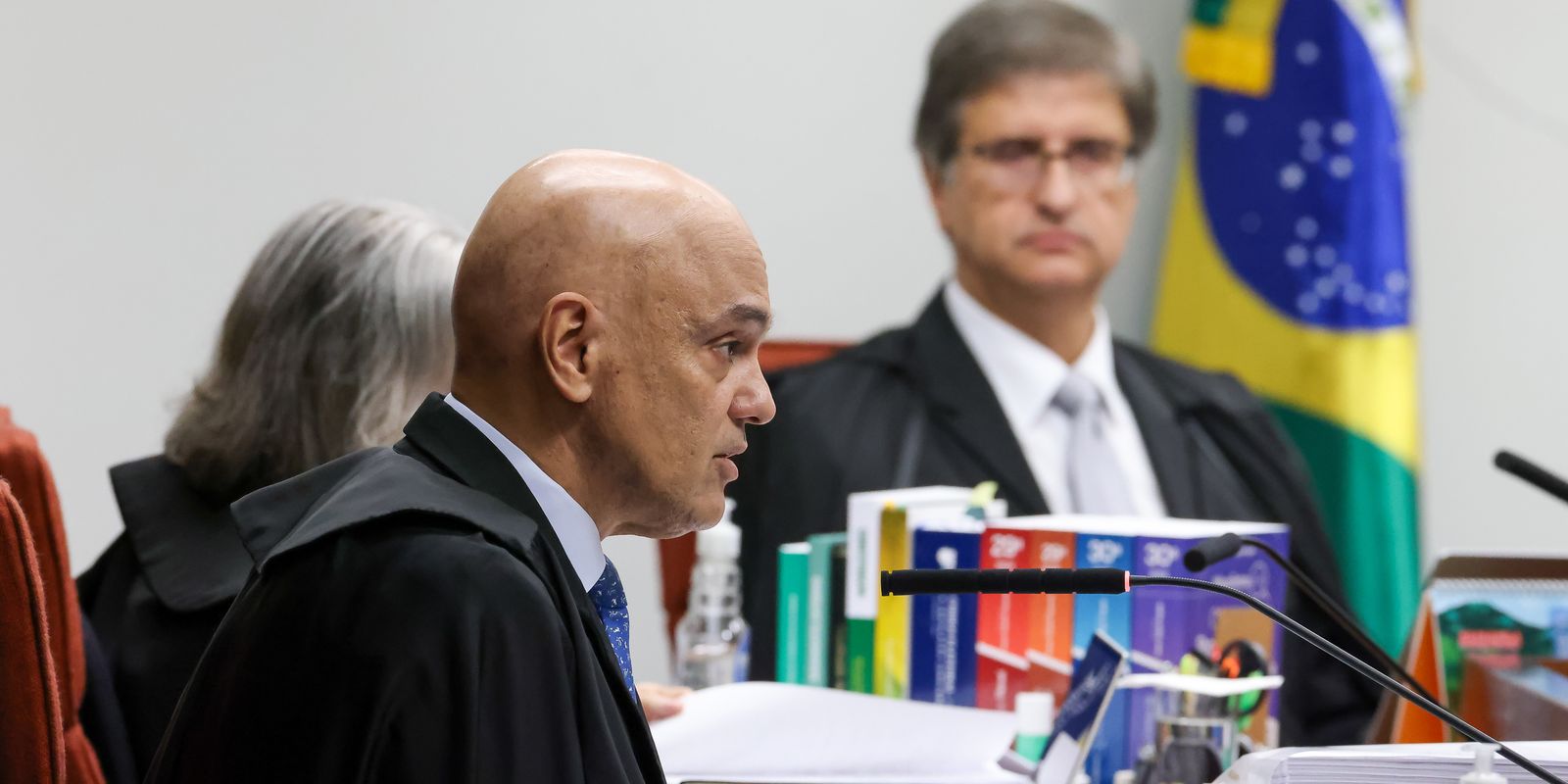 Moraes lê relatório e PGR reforça que Bolsonaro buscou manter poder Moraes lê relatório e PGR reforça que Bolsonaro buscou manter poder