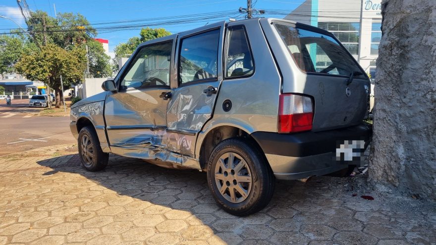 Forte colisão entre dois carros é registrada no Centro