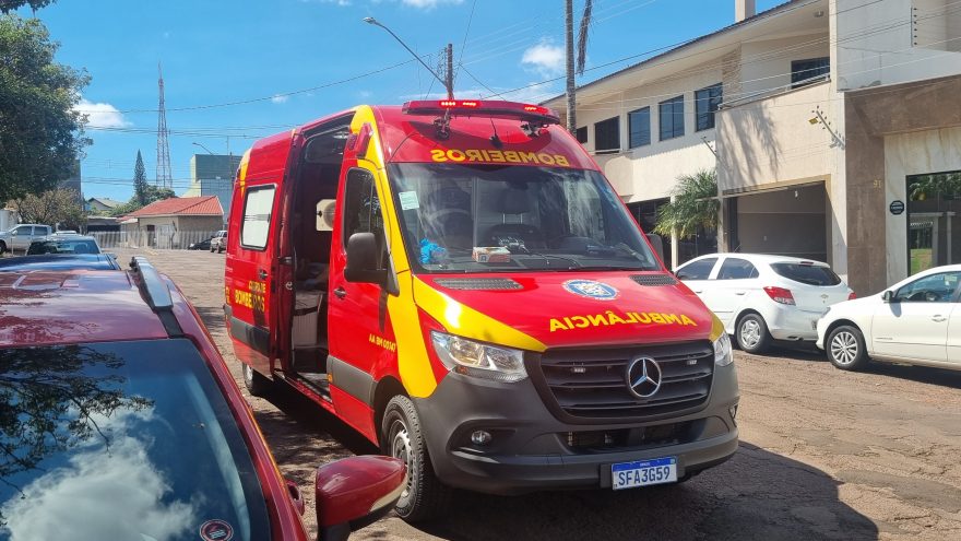 Idosa tropeça e cai na calçada na Rua Curitiba