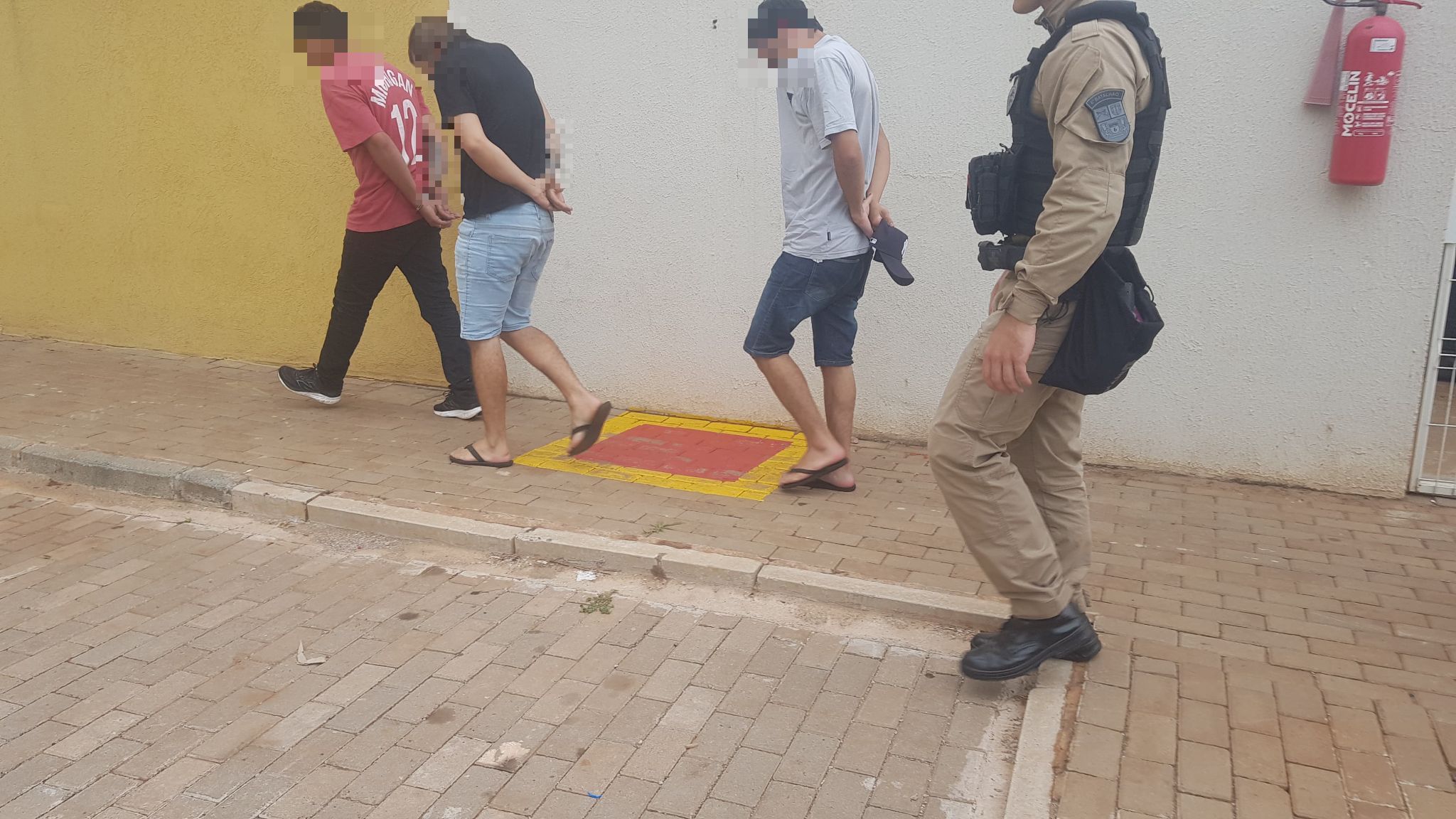 Trio é detido com pistola, munições e maconha durante abordagem no Riviera