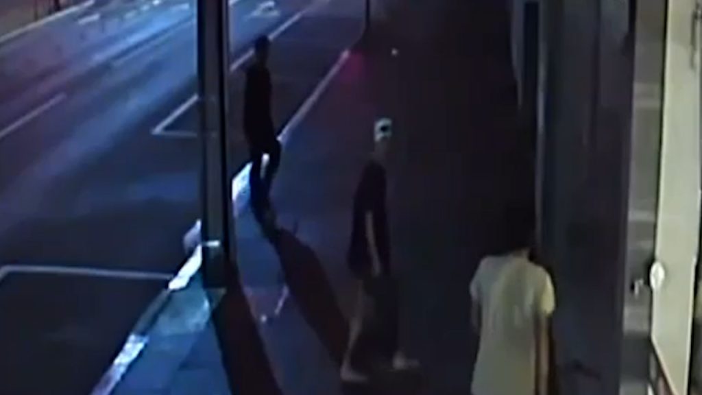 Vídeo: Trio tenta arrombar loja no Centro de Cascavel