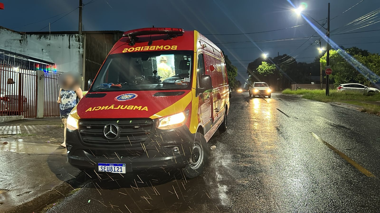 Carros batem em cruzamento no Bairro Brasília e mulher fica ferida