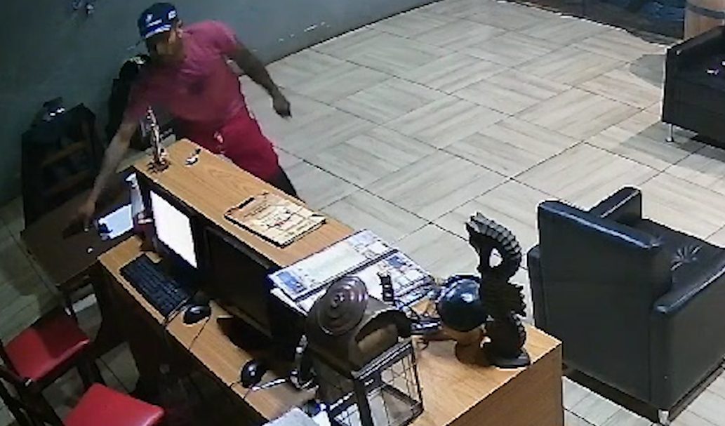 Câmera flagra furto de celular em pizzaria no São Cristóvão