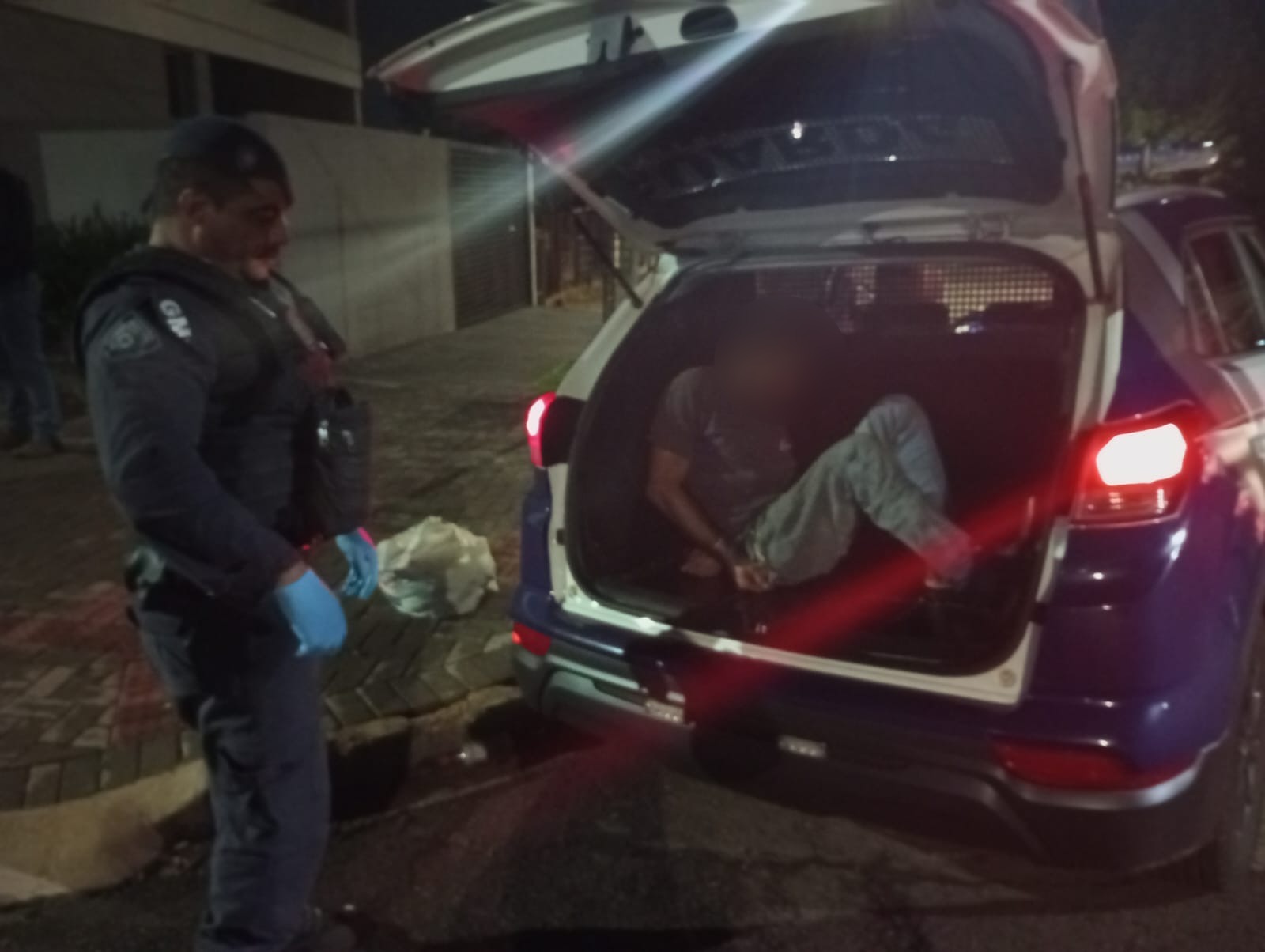 Homem com mandado de prisão em aberto por furto e tráfico de drogas é detido pela GM