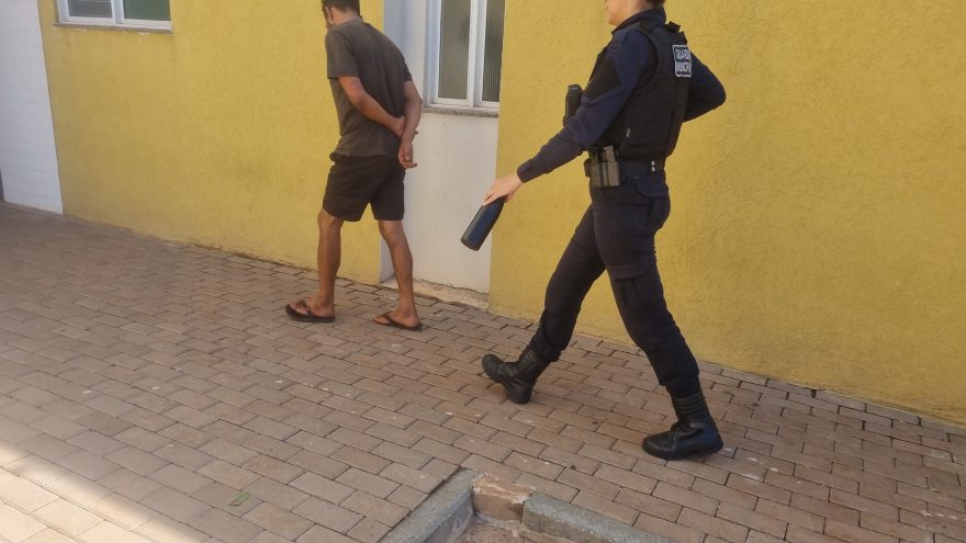 Ladrão é preso após furto de carne em supermercado no Floresta