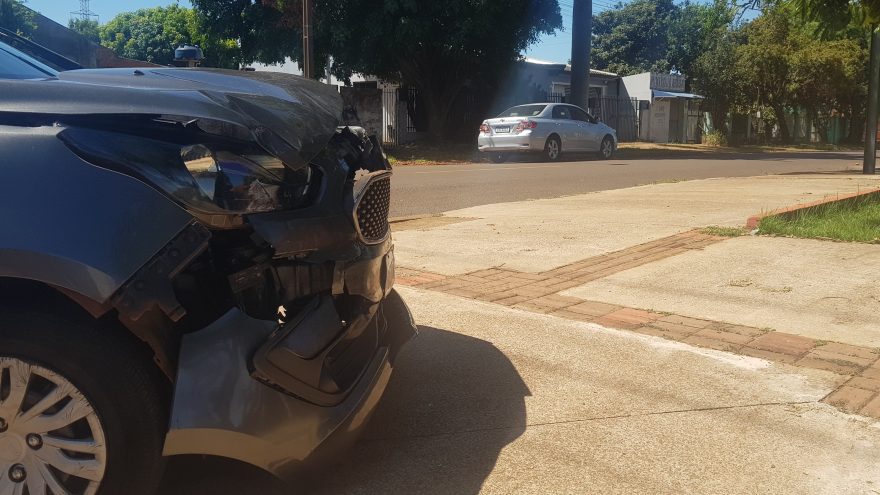 Ford Ka e Corolla se envolvem em acidente no Santa Felicidade
