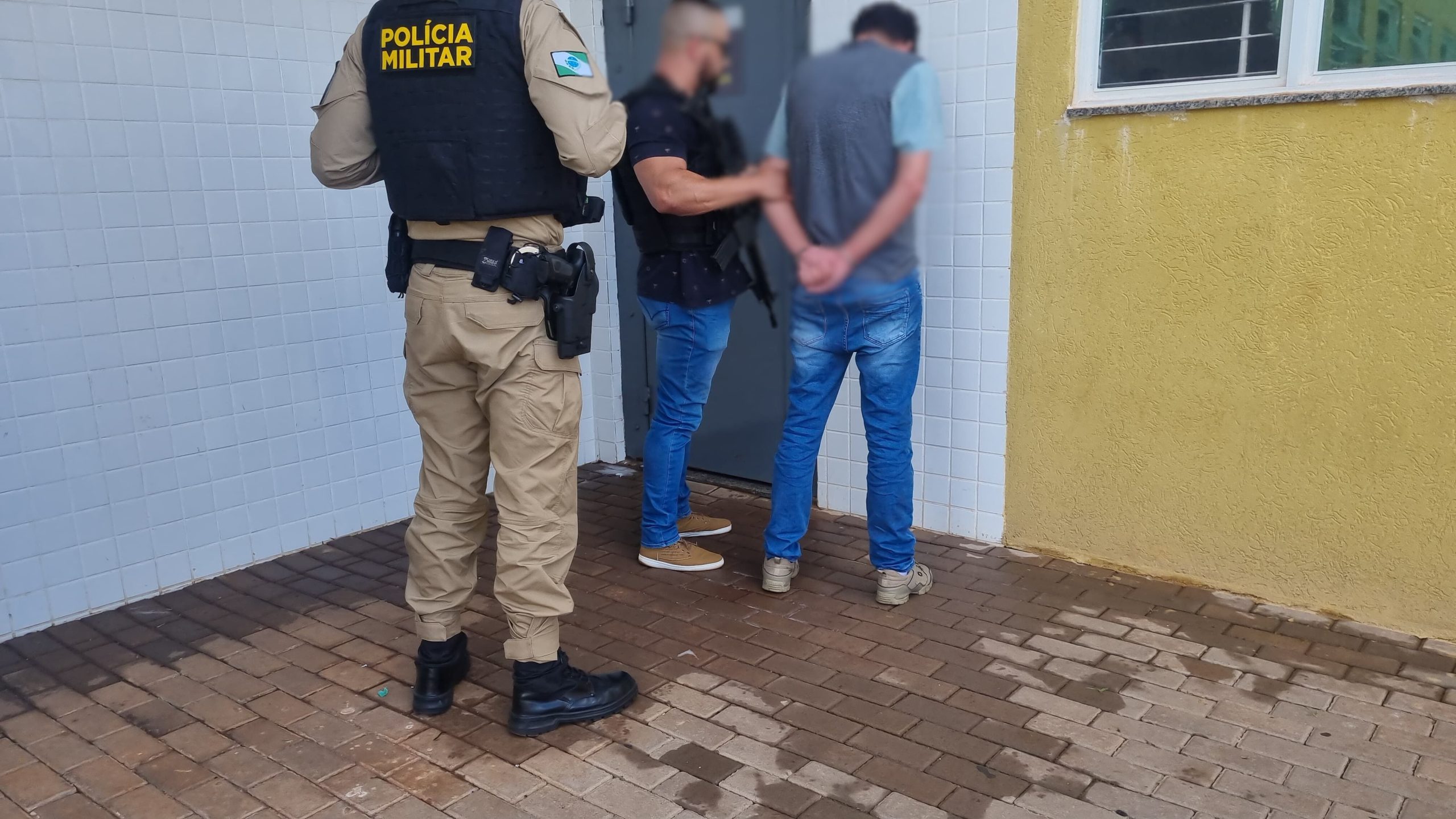 Homem com tornozeleira eletrônica é preso em ação da Polícia Militar