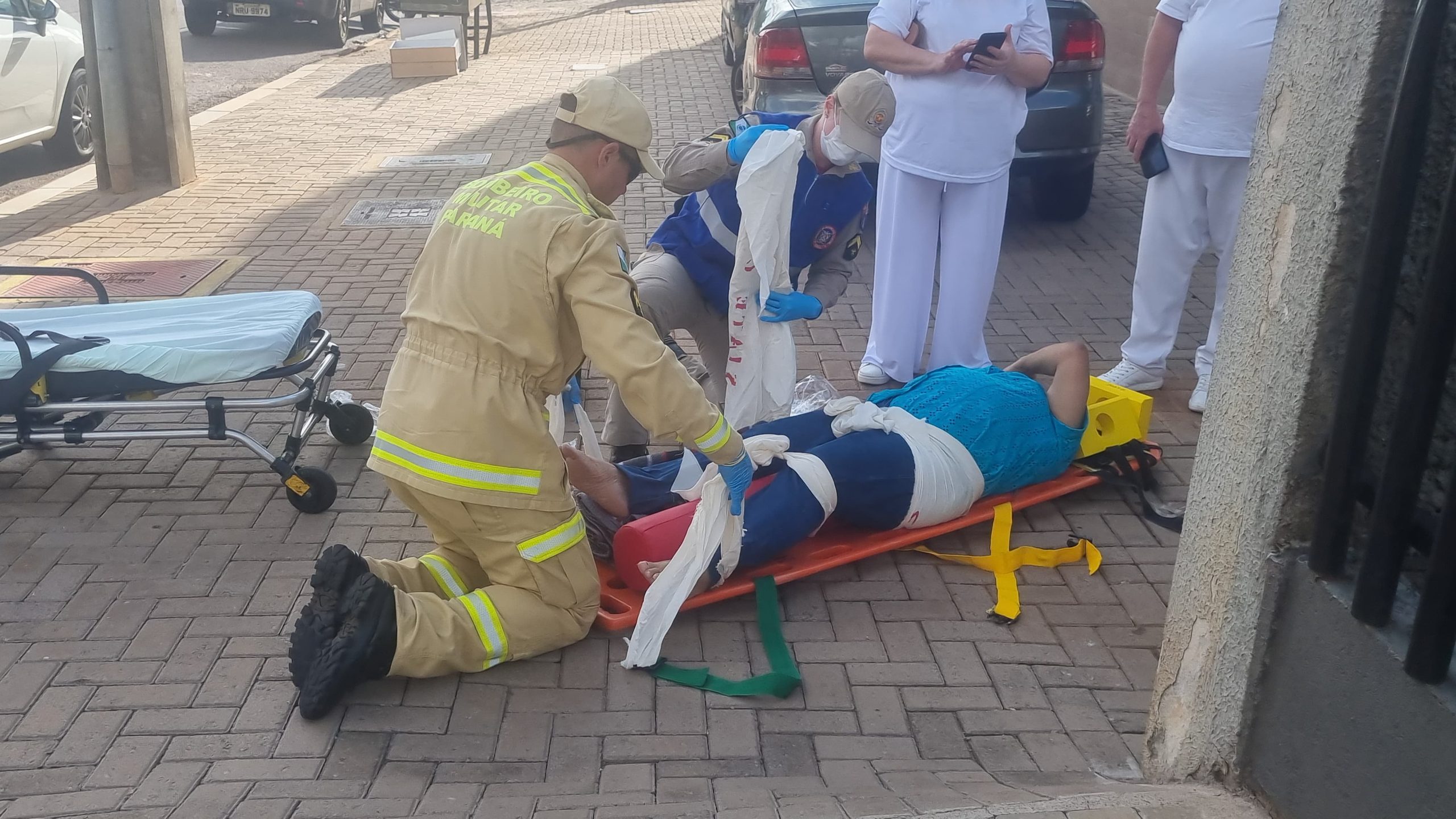 Mulher ferida é socorrida pelo Siate na Rua Fortaleza