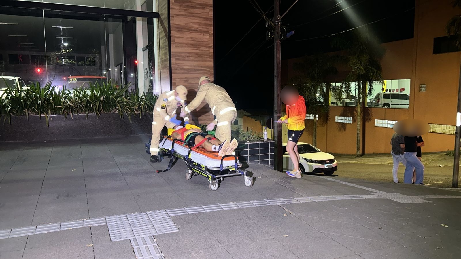Hilux e Jeep Compass se envolvem em acidente na Avenida Brasil; mulher fica ferida