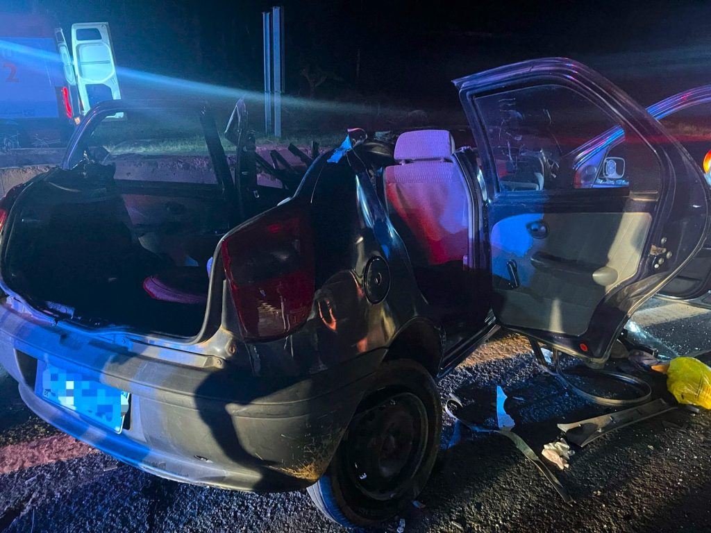 Motorista fica em estado grave em colisão frontal entre carro e caminhão na BR-376, no Paraná
