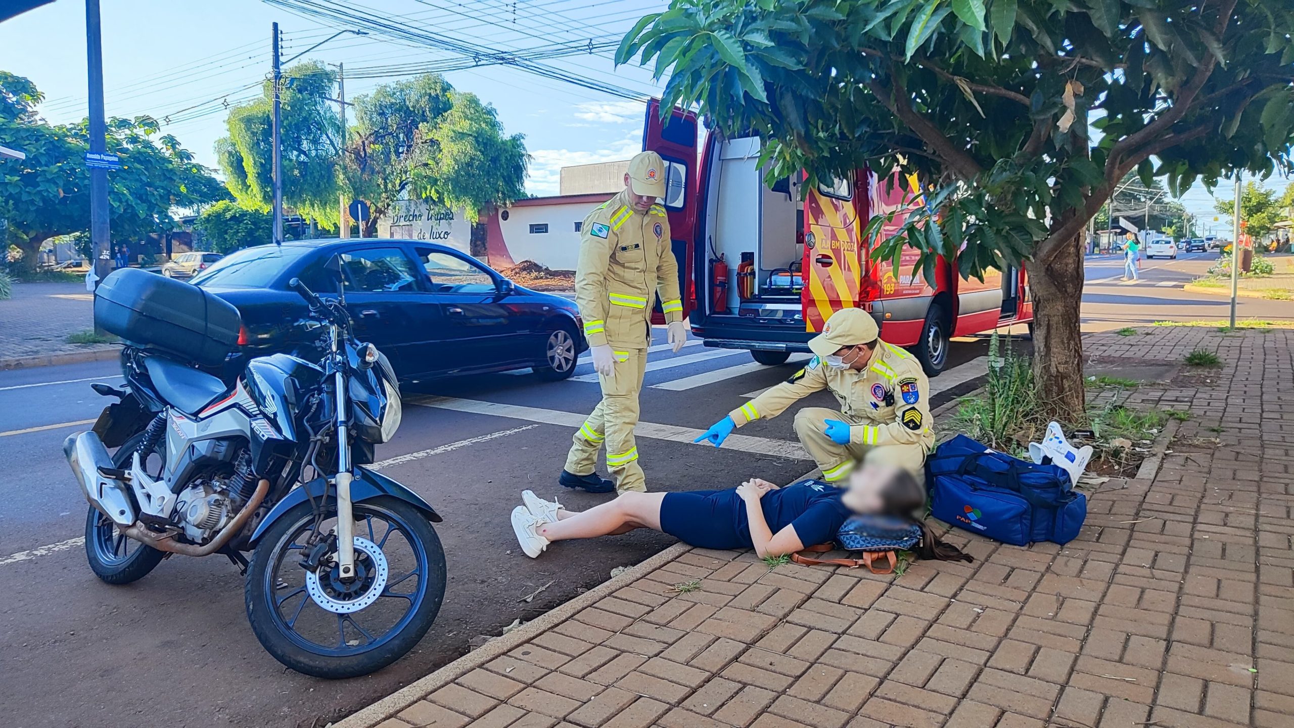 Motociclista fica ferida em acidente na Avenida Papagaios, em Cascavel Motociclista fica ferida em acidente na Avenida Papagaios, em Cascavel