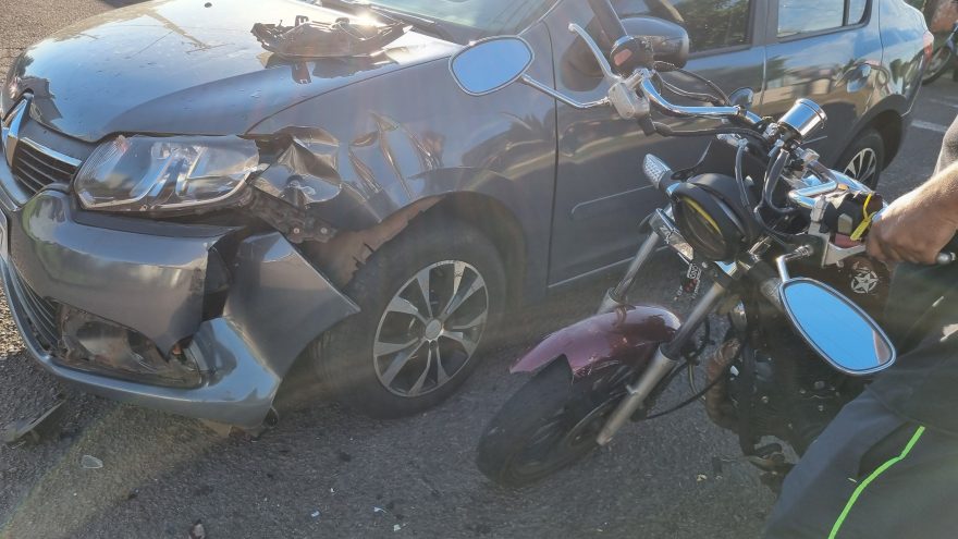 Carro e moto se envolvem em colisão no Pioneiros Catarinenses; Jovem de 23 anos fica ferido