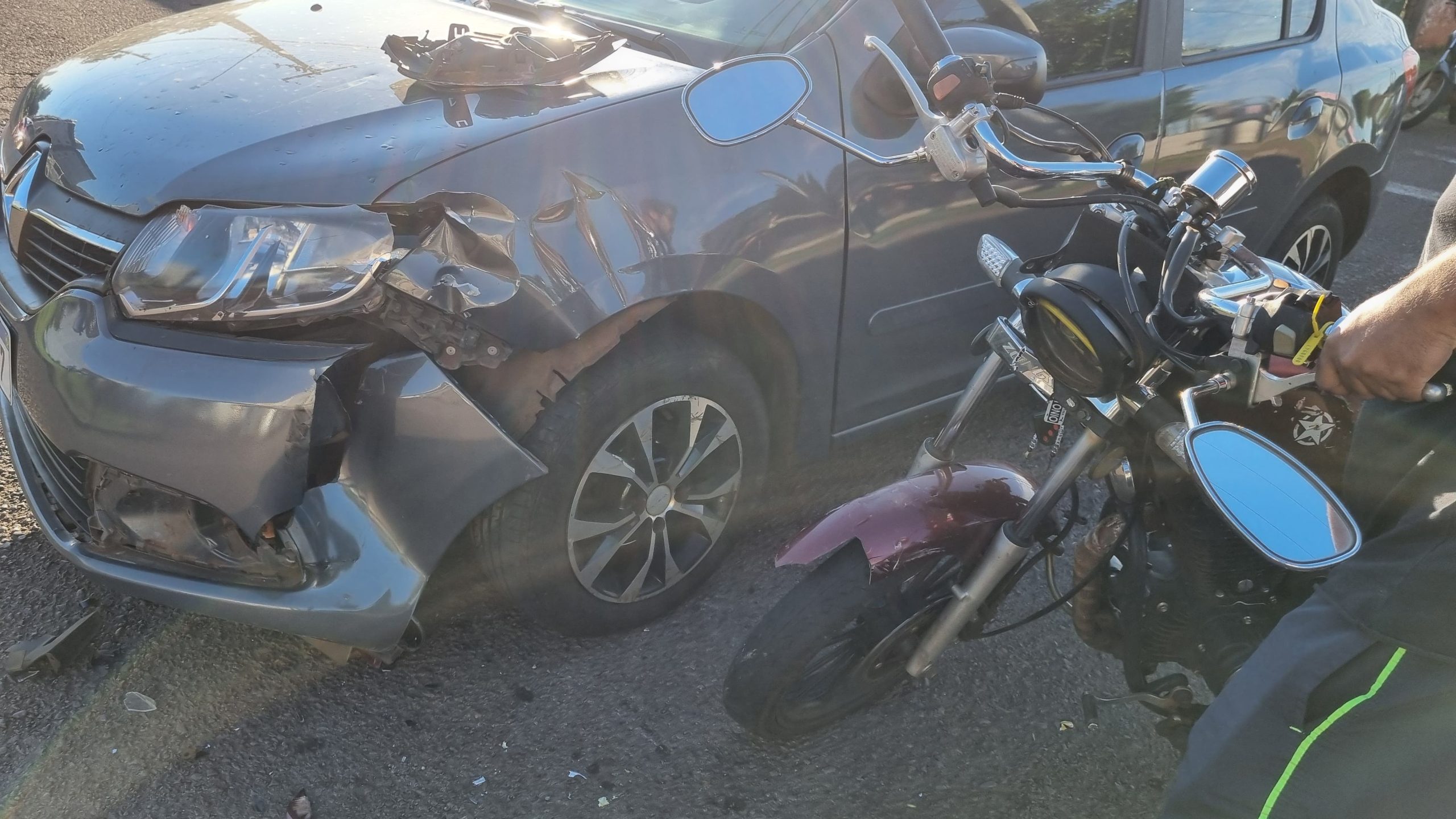 Carro e moto se envolvem em colisão no Pioneiros Catarinenses; Jovem de 23 anos fica ferido Carro e moto se envolvem em colisão no Pioneiros Catarinenses; Jovem de 23 anos fica ferido