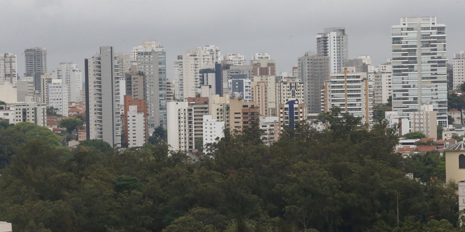 Construções em cidades brasileiras crescem mais que a população