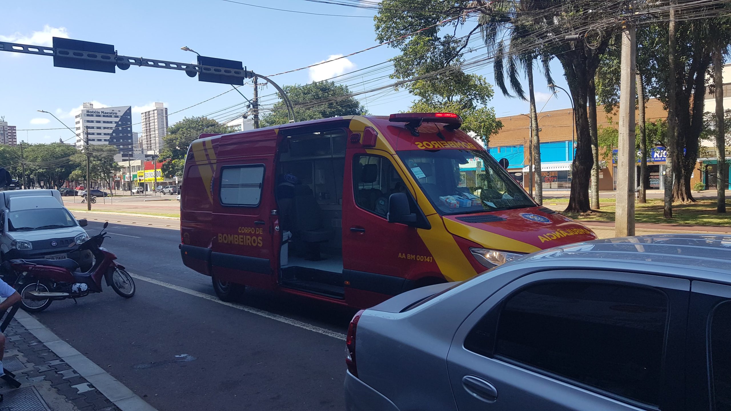 Idosa é socorrida pelo Siate na Avenida Brasil Idosa é socorrida pelo Siate na Avenida Brasil