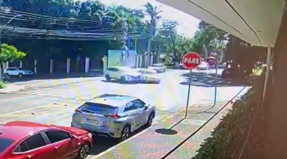Veja momento do acidente entre Tiggo e Ka no Centro Veja momento do acidente entre Tiggo e Ka no Centro