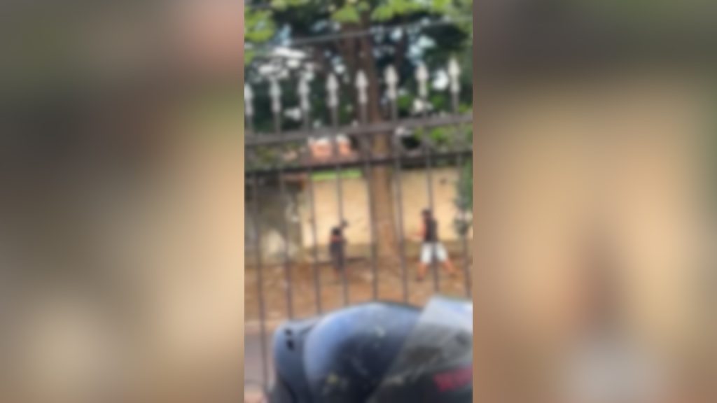 Moradores de rua fazem “trabalho” com fios à luz do dia no Alto Alegre