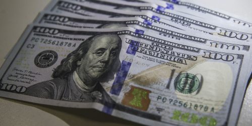 Dólar sobe para R$ 5,75 após imposição de tarifas de Trump Imagem referente a Dólar sobe para R$ 5,75 após imposição de tarifas de Trump