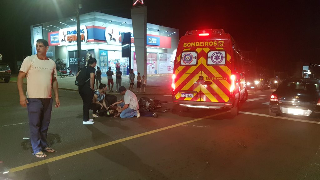 Rapaz fica ferido após acidente entre carro e moto na Rua Jacarezinho