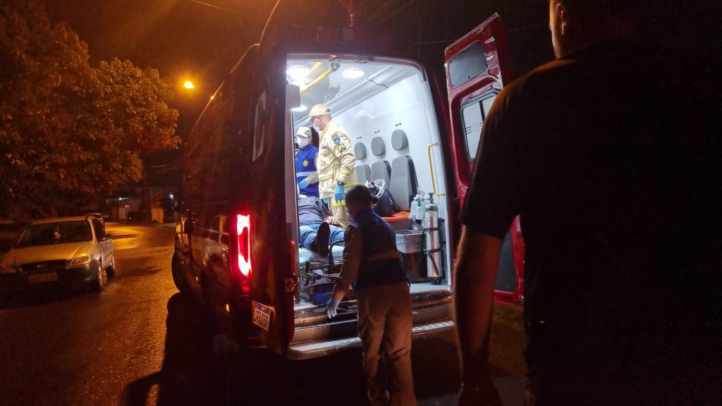 Motociclista fica ferido após acidente no Bairro Santa Felicidade
