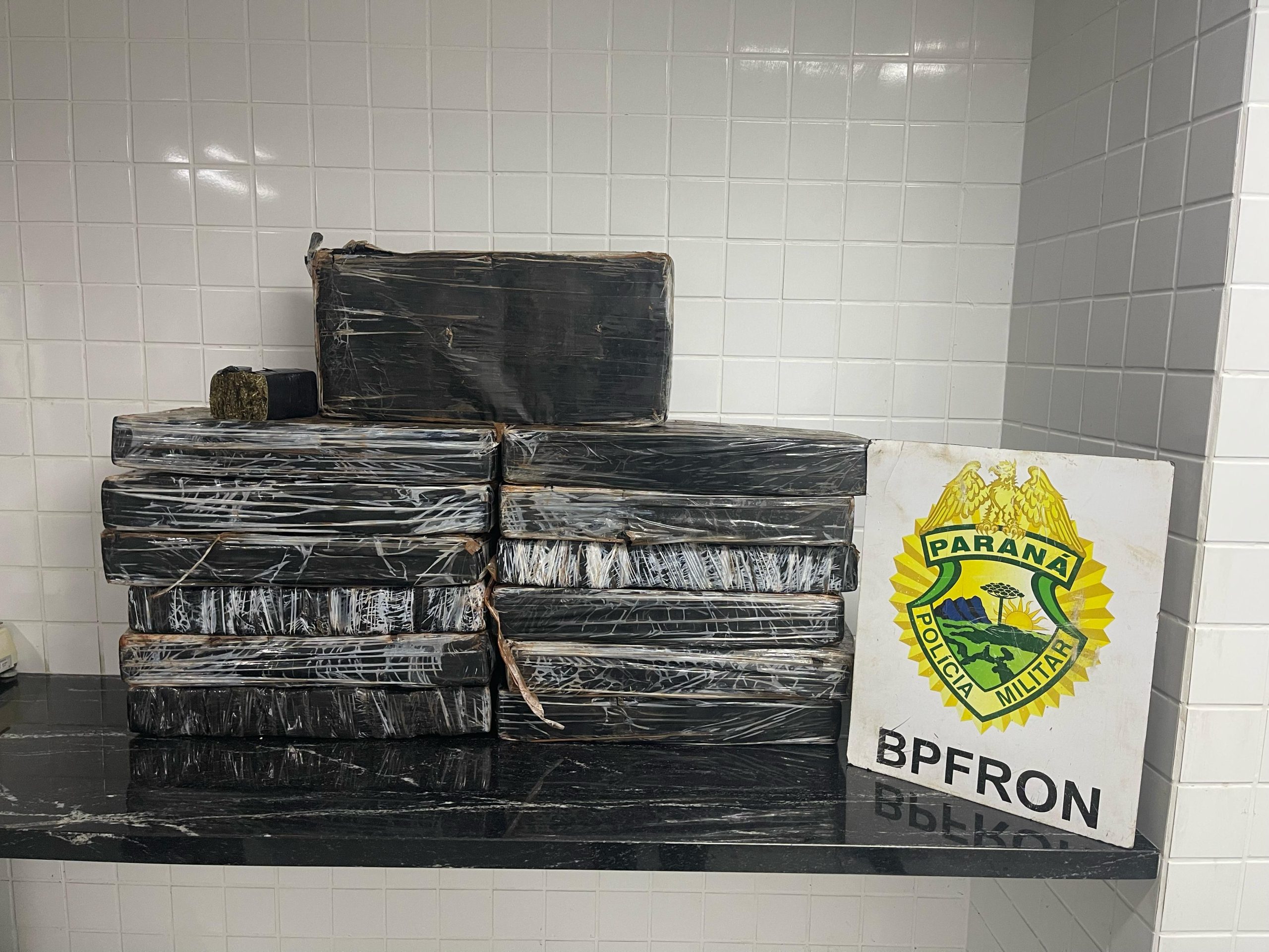 BPFron aborda Spin e apreende drogas com casal na BR-277