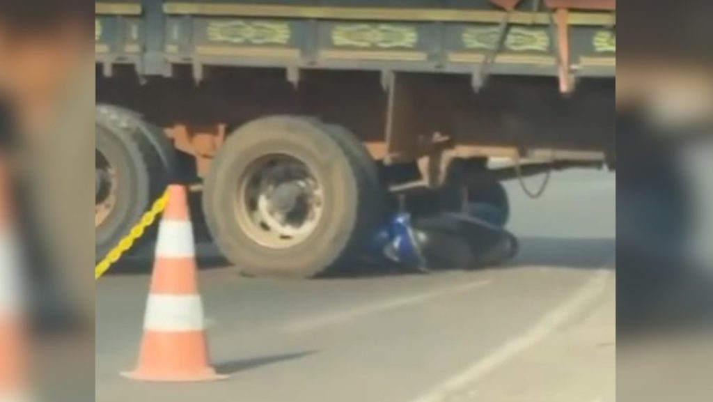 Câmera registra colisão entre motocicleta e caminhão; piloto ficou em estado grave