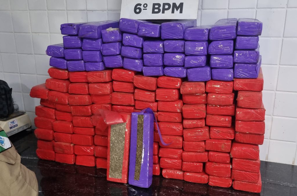 PM intercepta HB20 recheado com 80 kg de maconha e prende dois na BR-277 em Cascavel