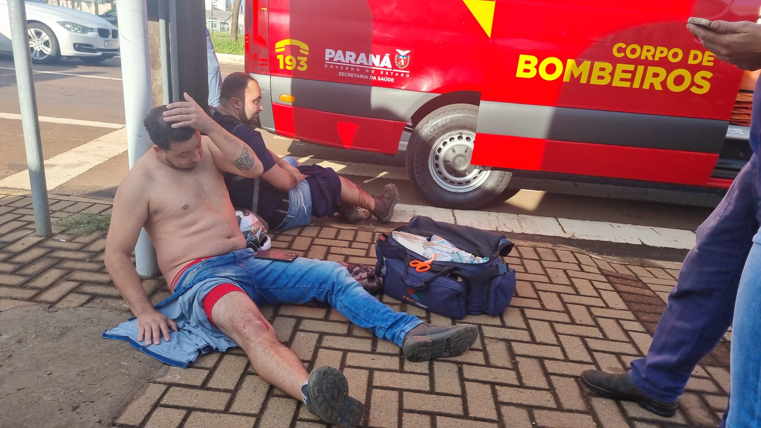 Piloto de moto perde parte do dedo e garupa tem lesão grave na perna em acidente na Barão do Rio Branco