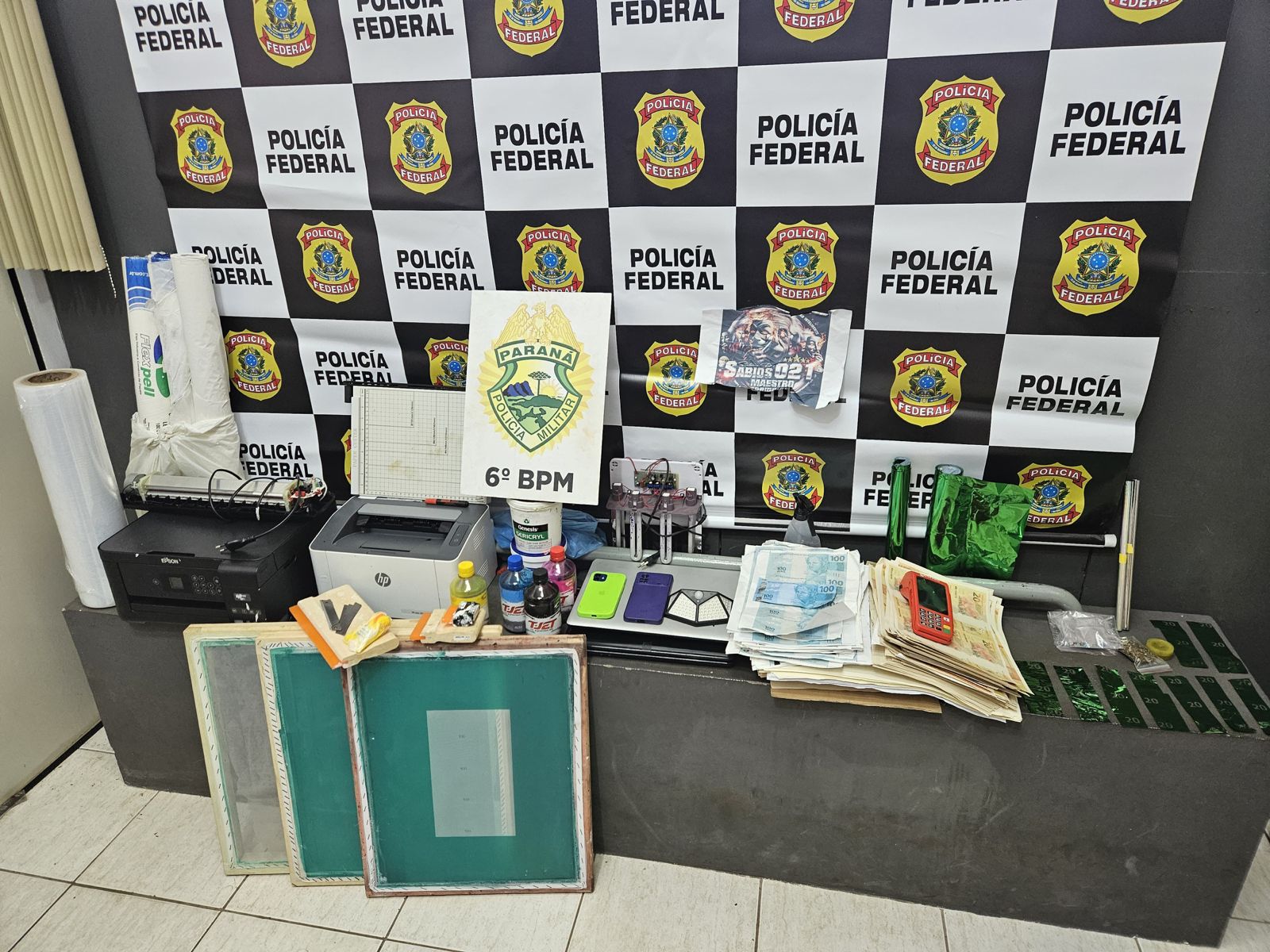 Veja materiais apreendidos em Cascavel para fabricação de notas falsas