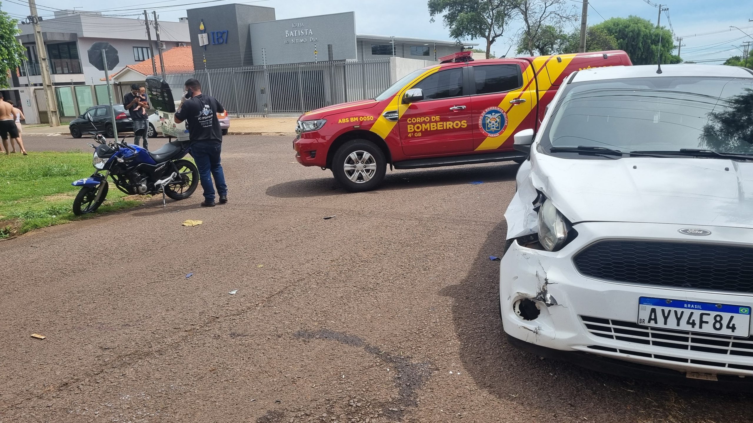 Ford Ka e moto se envolvem em colisão no Pioneiros Catarinenses