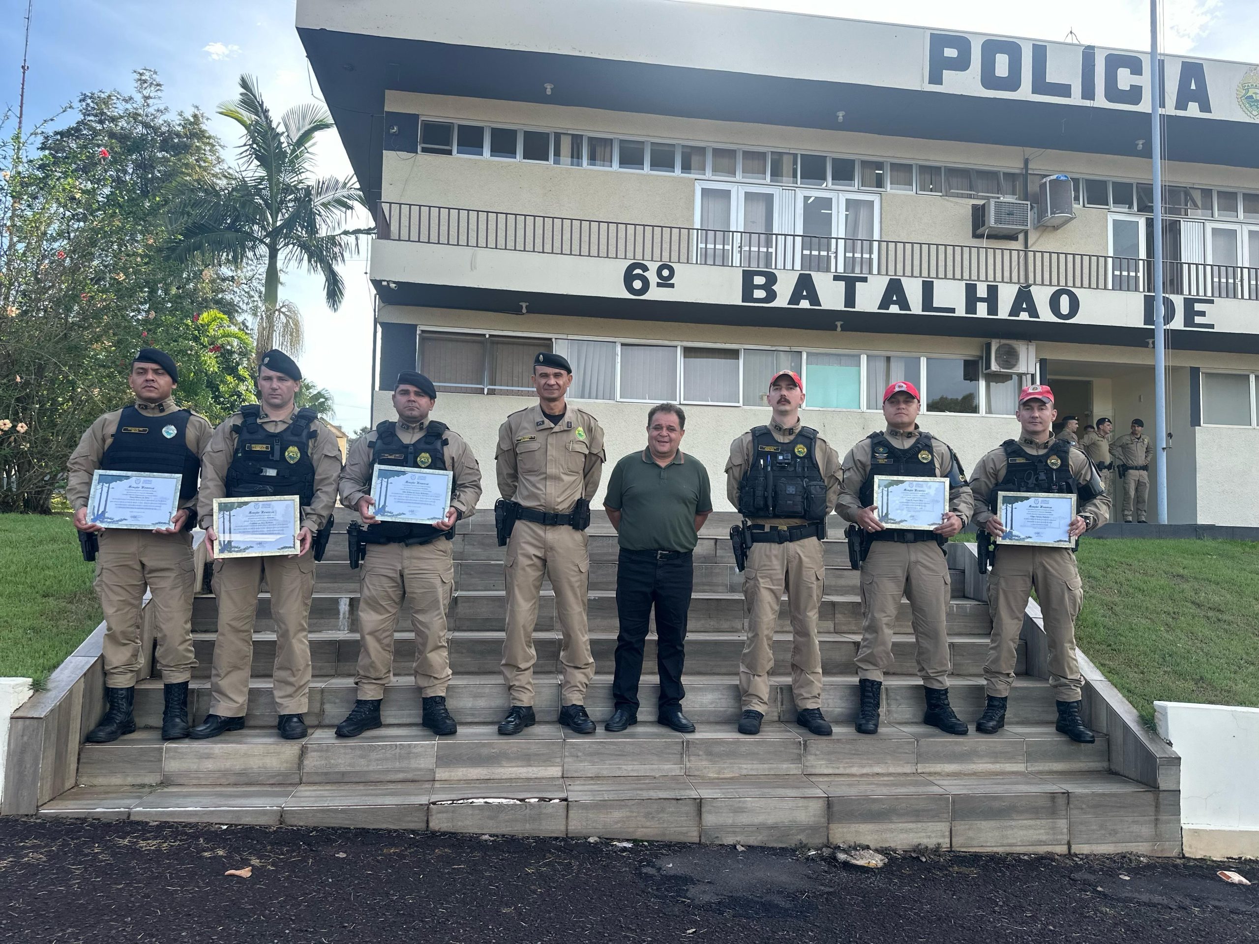 Deputado Batatinha entrega Menção Honrosa a policiais militares por atuações exemplares