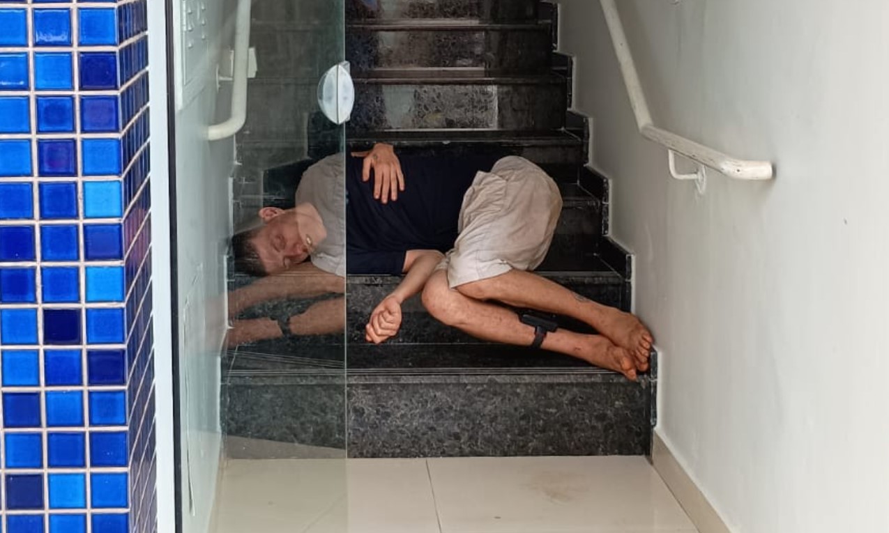 Medo nas escadas: homem com tornozeleira assusta trabalhadores em prédio de Cascavel
