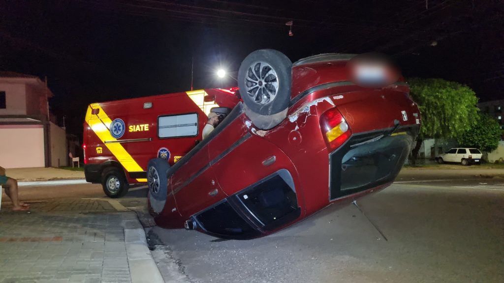 Palio capota após colisão no Bairro Alto Alegre em Cascavel