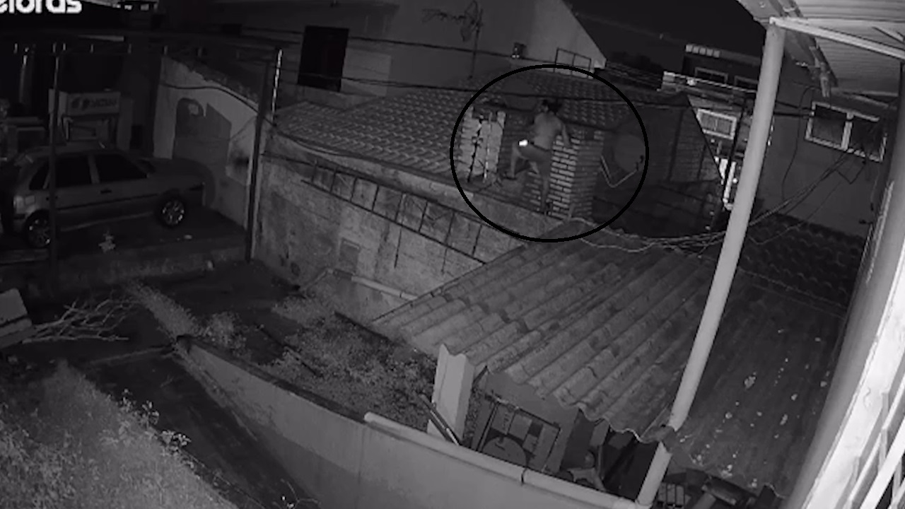 Câmera de segurança flagra homem que invadiu casa em Cascavel