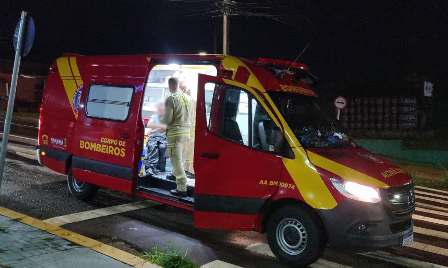 Motociclista sofre queda ao deslizar em óleo na pista no bairro Periolo