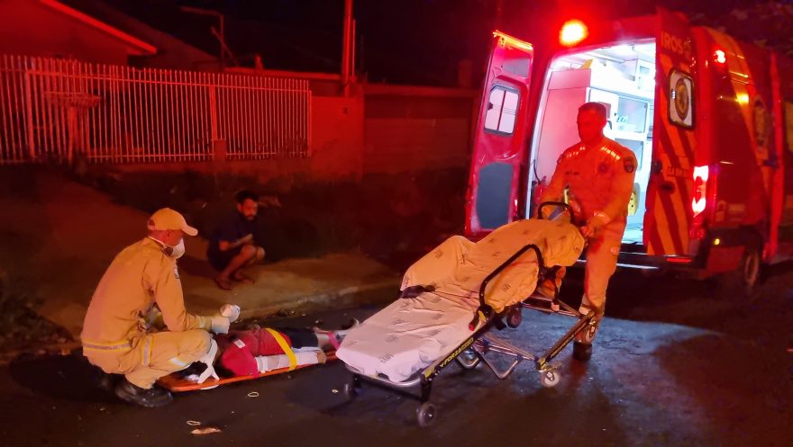 Mulher é atropelada por carro em cima da calçada em Cascavel