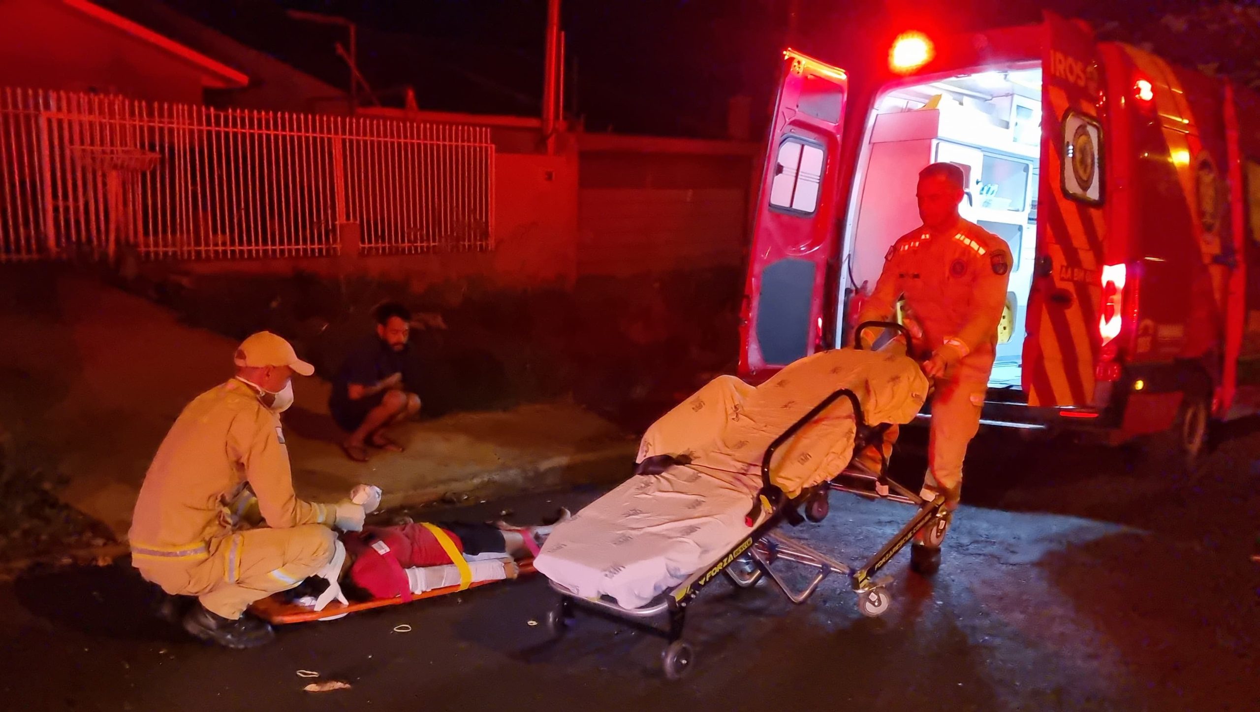 Mulher é atropelada por carro em cima da calçada em Cascavel